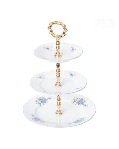 Dekor Deluxe tri nadstropni etažer bele barve iz vrhunskega porcelana s poslikavo s spominčicami.