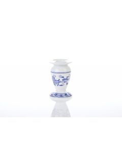 Dekor Deluxe svečnik višine 9 cm bele barve iz vrhunskega porcelana z modro poslikavo čebulnega vzorca.