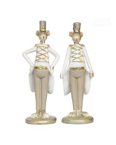 Dekor Deluxe set dveh živalskih figur v obliki miši v uniformah bele in bež barve z zlatimi dodatki.