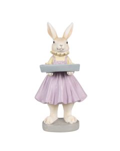 Figura velikonočnega zajčka v vijolicnem krilu in rumeni srajci. 