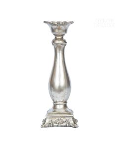 Dekor Deluxe klasično oblikovan svečnik v antično srebrni barvi z reliefnimi ornamenti.