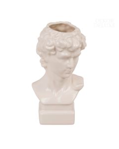 Dekorativna vaza v obliki bele keramične doprsne figure Davida posneta s sprednje strani. Zgoraj ima odprtino za rože ali pisala.