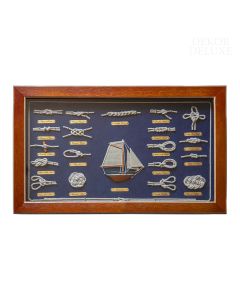 Dekor Deluxe prikaz jadrnice in 19 mornarskih vozlov na modrem ozadju in z rjavim lesenim okvirjem, visok 31 cm in širok 51 cm.