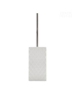 WC garnitura s toaletno krtačo s srebrnim ročajem in črnimi ščetinami v posodi bele barve s prefinjenim diamantnim vzorcem.