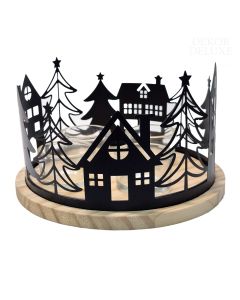 Adventni svečnik RYAN s črno kovinsko silhueto hišic in smrek na okroglem lesenem podstavku. Prikazan s sprednje strani z veliko hišo v ospredju.