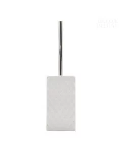WC garnitura s toaletno krtačo s srebrnim ročajem in črnimi ščetinami v posodi bele barve s prefinjenim diamantnim vzorcem.
