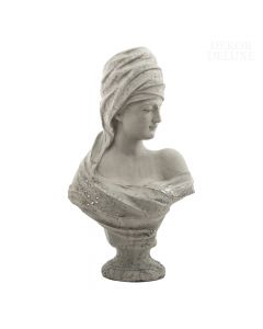 Dekor Deluxe - Doprsni kip ženske z ruto na glavi in nepokrito ramo peščene barve. Človeški kipec s pogledom na stran na valjastem podstavku.
