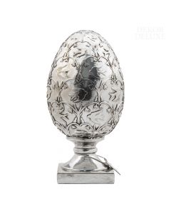 Dekor Deluxe Srebrno jajce na podstavku, visoko 30 cm, okrašeno z lastovkami in zvončki.