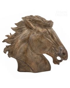 Lesena figura konjske glave, rjave barve, visoka 35 in široka 42 cm.
