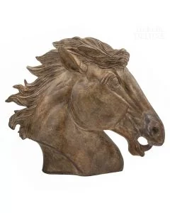 Lesena figura konjske glave, rjave barve, visoka 35 in široka 42 cm.
