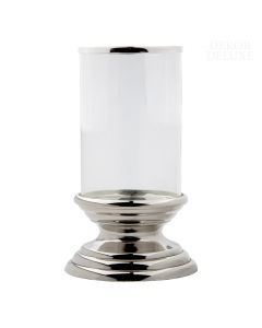 Svečnik visok 45 cm, za eno navadno ali čajno svečo, okrogel steklen okvir za svečo na okroglem srebrnem kovinskem podstavku.
