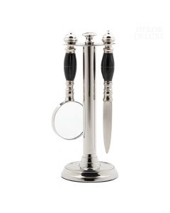 Črno-srebrni pisarniški set, visok 19 cm, ki vsebuje povečevalno steklo in nož za odpiranje pisem na srebrnem stojalu.
