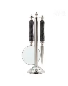 Črno-srebrni pisarniški set, visok 30 cm, ki vsebuje povečevalno steklo in nož za odpiranje pisem, na srebrnem stojalu.
