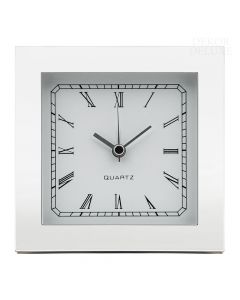 Dekor Deluxe - Kovinska srebrna kvadratna namizna ura visoka 12 cm, s črnimi kazalci in črnimi rimskimi številkami na beli številčnici.