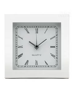 Dekor Deluxe - Kovinska srebrna kvadratna namizna ura visoka 12 cm, s črnimi kazalci in črnimi rimskimi številkami na beli številčnici.