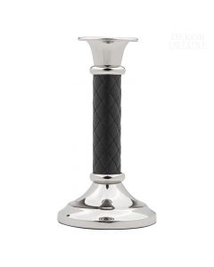 Črno-srebrn svečnik za eno svečo iz kovine in usnja, visok 19 cm, z okroglim podstavkom in vrhnjim delom za svečo.