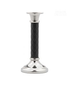 Črno-srebrn svečnik za eno svečo iz kovine in usnja, visok 24 cm, z okroglim podstavkom in vrhnjim delom za svečo.