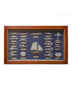 Dekor Deluxe prikaz jadrnice in 19 mornarskih vozlov na modrem ozadju in z rjavim lesenim okvirjem, visok 31 cm in širok 51 cm.