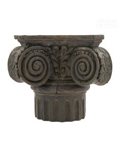 Dekor Deluxe zaključek gotskega stebra v funkciji podstavka in sivo-rjavi barvi s spiralno zavitimi detajli in listi 