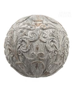 Dekor Deluxe Dekorativna krogla premera 15 cm, okrašena z rastlinskimi ornamenti, sivo-rjave barve.