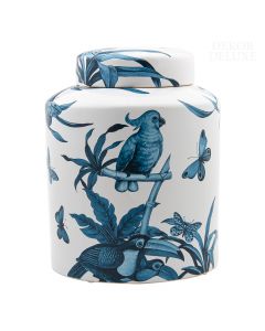 Dekor Deluxe belo modra z motivi papig, tukanov, metuljev in pragozdnih rastlin poslikana valjasto podolgovata okrasna vaza s pokrovom.