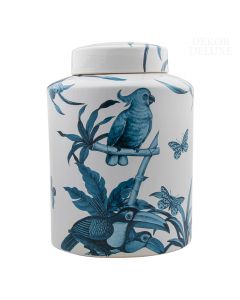 Dekor Deluxe belo modra z motivi papig, tukanov, metuljev in pragozdnih rastlin poslikana valjasto podolgovata okrasna vaza s pokrovom.
