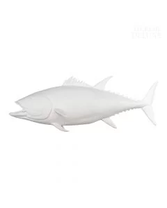 Dekor Deluxe bela skulptura ribe tune iz umetne mase, visoka 22 cm in dolga 56 cm, gladkega površja in z dodatkom za pritrditev na steno.