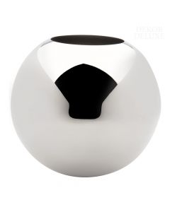 Dekor Deluxe majhna okrogla kovinska vaza srebrne barve, v kateri se reflektira okolica. Visoka je 14 cm, primerna za manjše rože ali šopke.