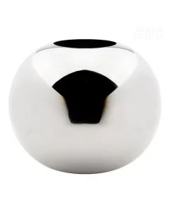 Dekor Deluxe majhna okrogla kovinska vaza srebrne barve, v kateri se reflektira okolica. Visoka je 20 cm, primerna za manjše rože ali šopke.