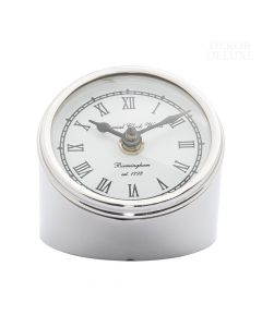 Dekor Deluxe podolgovata namizna srebrna ura s črnimi rimskimi številkami in kazalci na beli številčnici posnema obliko avtomobilskih ur.