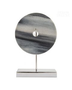 Dekor Deluxe kamnita plošča z marmornatim vzorcem sive barve, na srebrnem kovinskem stojalu, visoka 28 cm.