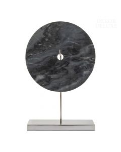 Dekor Deluxe kamnita plošča z marmornatim vzorcem temno sive barve, na srebrnem kovinskem stojalu, visoka 43 cm.
