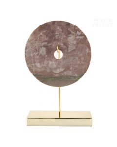 Dekor Deluxe kamnita plošča z marmornatim vzorcem roza barve, na zlatem kovinskem stojalu, visoka 28 cm.
