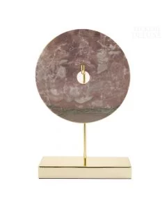 Dekor Deluxe kamnita plošča z marmornatim vzorcem roza barve, na zlatem kovinskem stojalu, visoka 28 cm.
