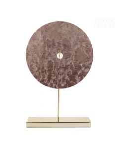 Dekor Deluxe kamnita plošča z marmornatim vzorcem roza barve, na zlatem kovinskem stojalu, visoka 43 cm.