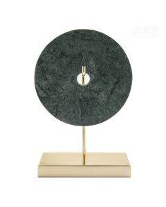 Dekor Deluxe kamnita plošča z marmornatim vzorcem zelene barve, na zlatem kovinskem stojalu, visoka 28 cm.