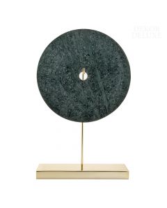 Dekor Deluxe kamnita plošča z marmornatim vzorcem zelene barve, na zlatem kovinskem stojalu, visoka 43 cm.