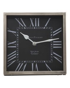 Dekor Deluxe namizna ura s srebrnim kvadratnim okvirjem in z belimi rimskimi številkami in kazalci na črni številčnici.