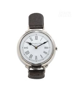 Dekor Deluxe srebrna namizna ura, ki posnema obliko ročne ure, z belo številčnico in s črnimi rimskimi številkami in kazalci ter z rjavim paščkom.

