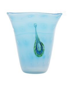 Dekor Deluxe široka visoka steklena svetlo modre barve, z valovitim robom in vzorcem pavjega peresa, visoka 23 cm, za bogate šopke in večje cvetlice.