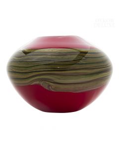 Dekor Deluxe nizka široka okrogla vaza, z razširjenim sredinskim delom, rdeče barve s sredinskim vzorcem v rjavih odtenkih, visoka 20 cm.
