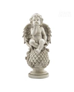 Dekor Deluxe kipec otroškega angela z velikimi zloženimi krili, poln detajlov, ki sedi na velikem storžu z listi postavljenem na podstavek.