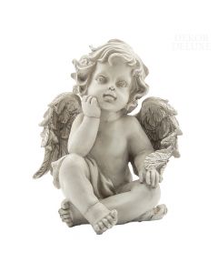 Dekor Deluxe kipec sedečega otroškega angela v peščeni barvi z detajlnimi krili in glavo naslonjeno na roko.
