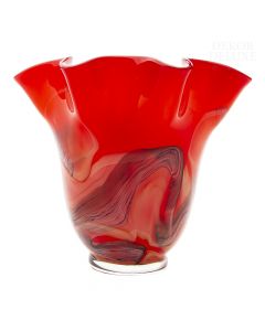 Dekor Deluxe široka steklena vaza rdeče barve z dnom, prekritim z rjavo-črnimi črtami in z valovitim robom. Visoka je 34 cm, primerna za bogate šopke.