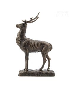 Dekor Deluxe kovinska figura stoječega jelena z bogatim rogovjem, bronaste barve, stoji na podstavku. Visoka 28 cm in široka 18 cm.