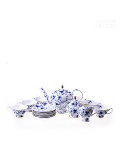 Dekor Deluxe 15-delni čajni servis bele barve z modrim cvetličnim vzorcem, ki vsebuje šalice, krožnike, čajnik in posodici za mleko in sladkor.