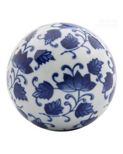Dekor Deluxe keramična bela krogla premera 10 cm z romantičnimi modrimi rastlinskimi ornamenti.
