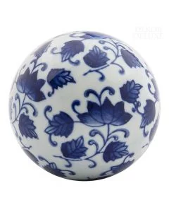 Dekor Deluxe keramična bela krogla premera 10 cm z romantičnimi modrimi rastlinskimi ornamenti.
