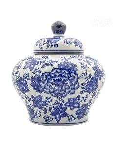 Dekor Deluxe porcelanasto bela vaza s pokrovom poslikana z modrimi motivi rož, ki jo na vrhu pokrova krasi temno modra konica.