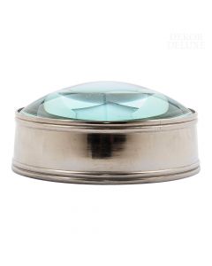 Dekor Deluxe okroglo povečevalno steklo premera 13,5 cm, z zelenomodrim steklom v kovinskem okvirju srebrne barve.
